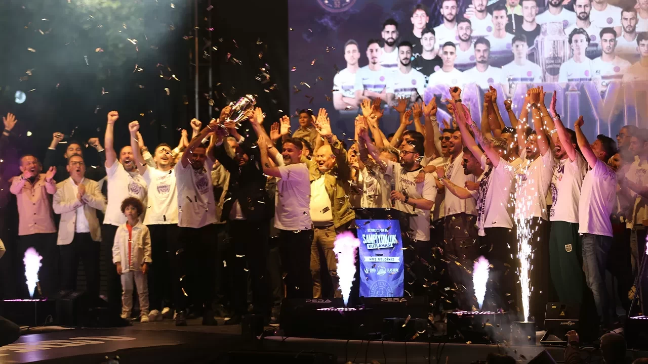 52 Orduspor FK, 2. Lig’e yükselişini taraftarıyla kutladı! Şampiyonluk kupası kaldırıldı
