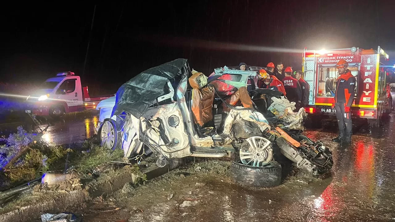 Uşak'ta 7 aracın karıştığı kazada bilanço ağır oldu: 4 kişi öldü, 17 kişi yaralandı