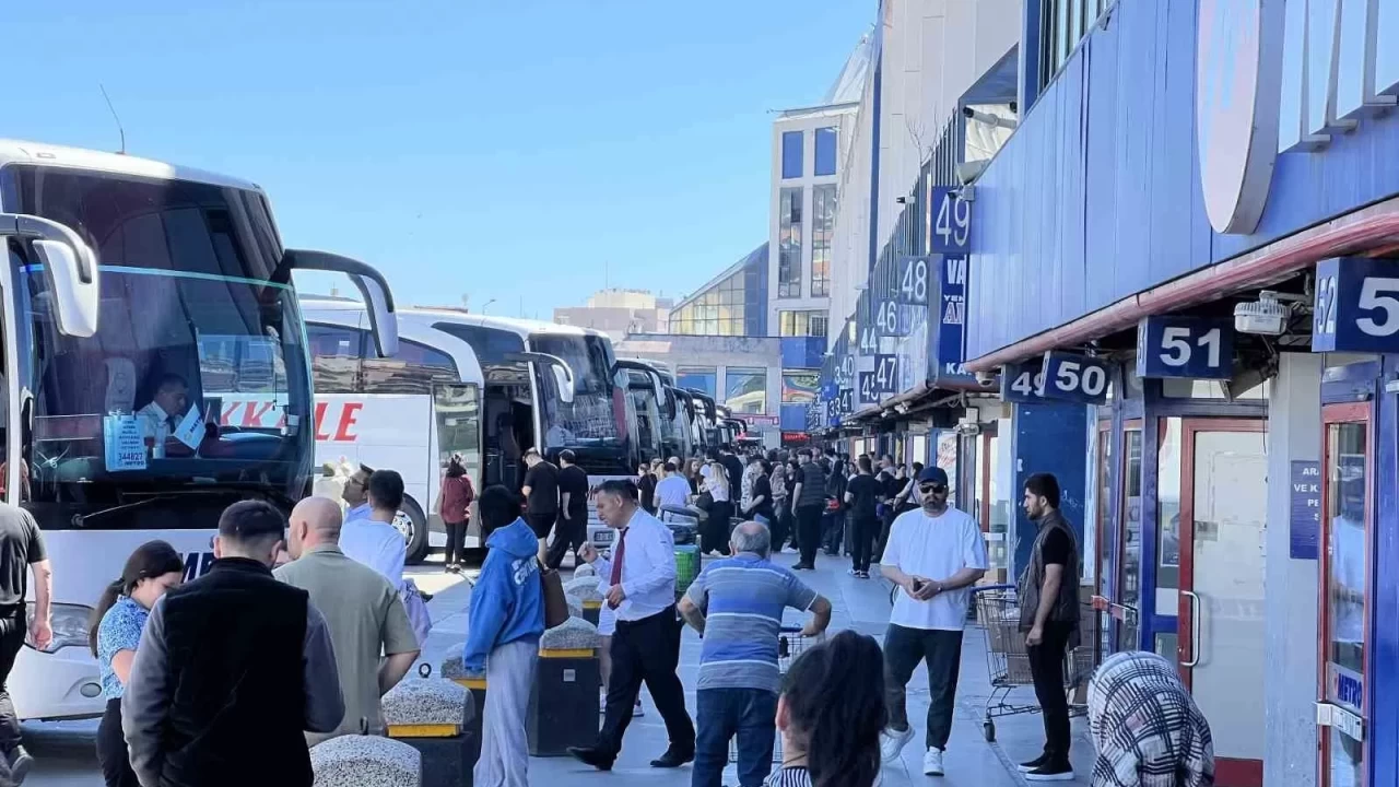Bayram dönüşü başladı! 15 Temmuz Demokrasi Otogarı’nda bayram yoğunluğu