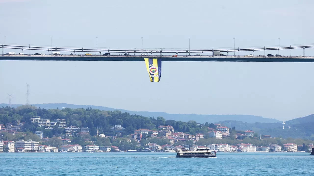 EuroLeague şampiyonu Fenerbahçe Kadın Basketbol Takımı’nn bayrakları İstanbul köprülerinde