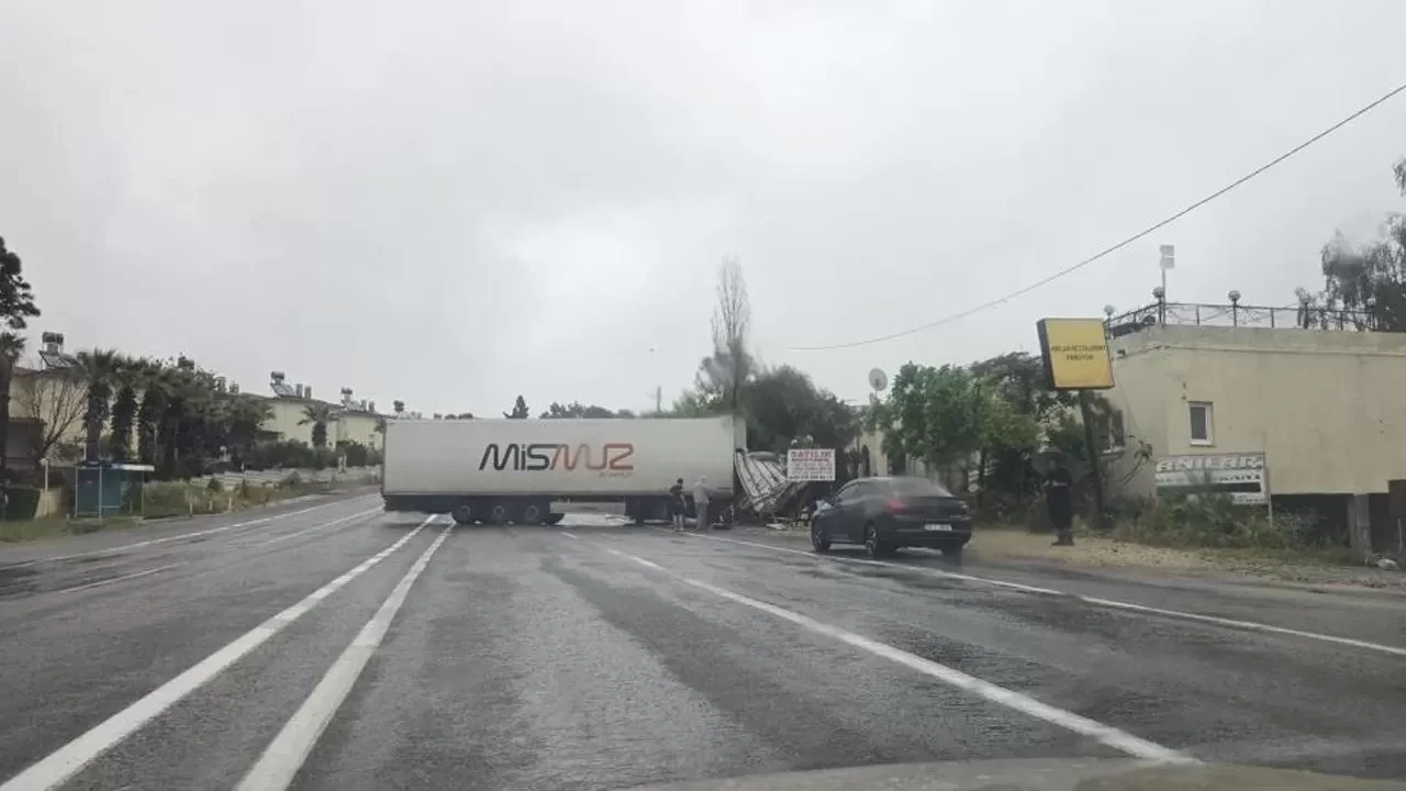 Mersin’de kontrolden çıkan tır karşı şeride savruldu