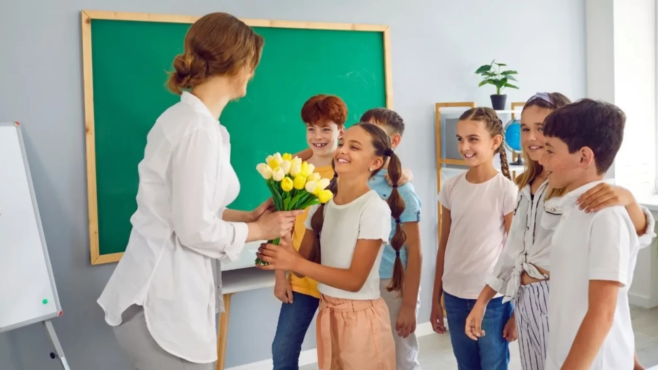 Öğretmene mezuniyet hediyesi ne alınır? En anlamlı ve kalıcı ömürlük hediye fikirleri