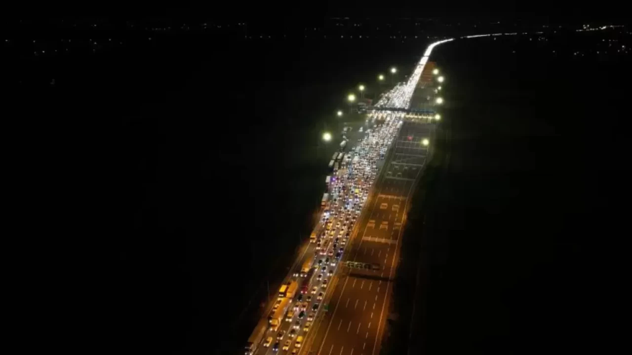 Yola çıkacaklar dikkat! 23 Mayıs 2026 Sakarya-Bolu trafiği açıldı mı, ilerliyor mu, ne kadar trafik var, alternatif güzergah var mı? Kuzey Marmara ve Anadolu Otoyolu Sakarya geçişi trafik durumu nasıl?