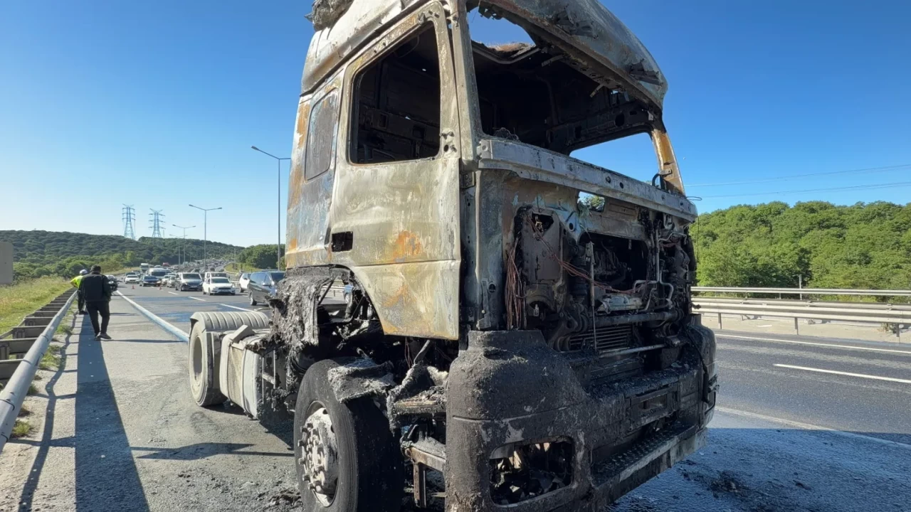 Eyüpsultan'da otoyolda tır yangını: Hasdal yolu alevlere teslim oldu, kilometrelerce kuyruk oluştu