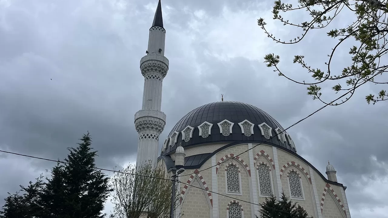 İstanbul'da fırtına etkisi... Arnavutköy’de caminin minaresi sallandı!