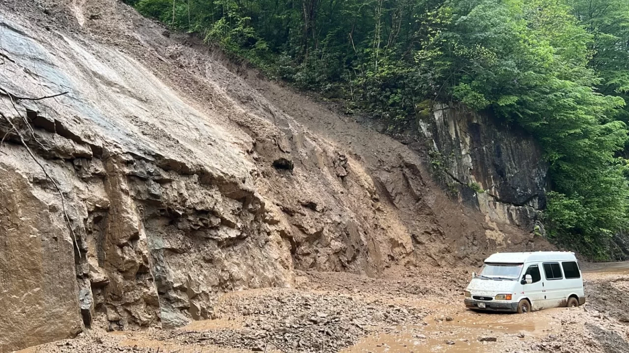 Trabzon’da heyelan faciası kıl payı atlatıldı: Minibüsteki 3 kişi son anda kurtuldu