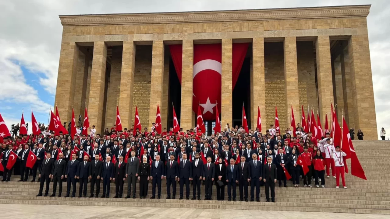 Bakan Bak, 81 ilden gelen gençler ve sporcularla birlikte Anıtkabir'i ziyaret etti