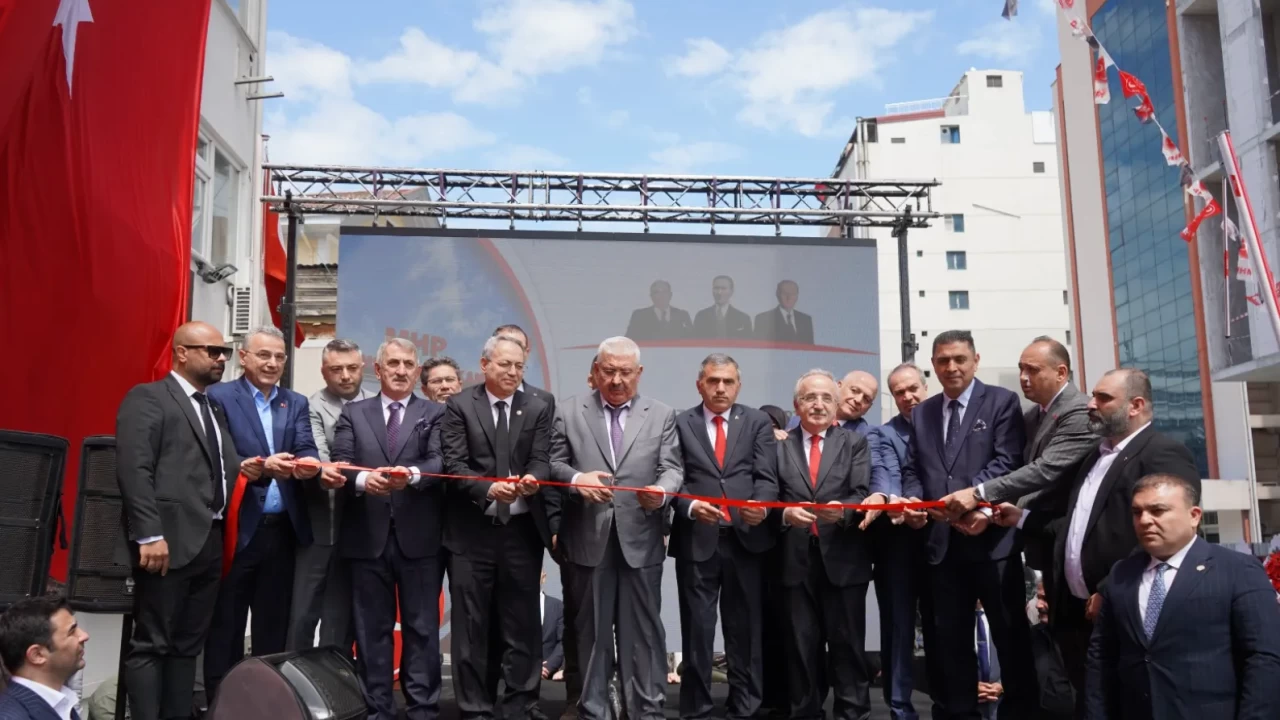 İlkadım’dan tarihî çıkış: Miting gibi açılış