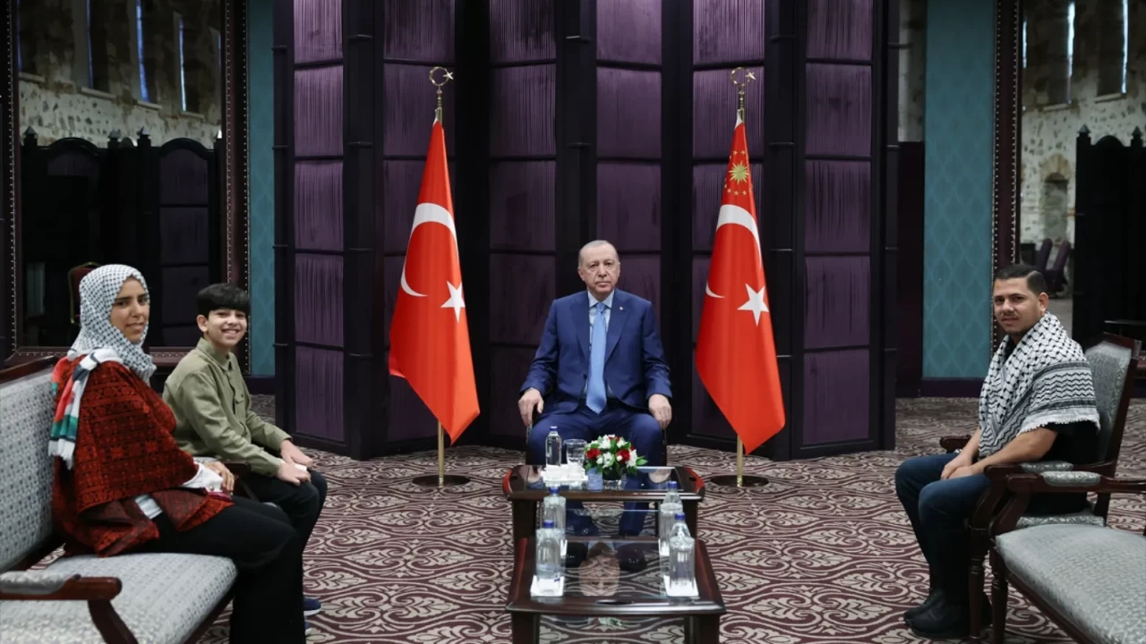 Gazze videolarıyla tanınıyordu! Cumhurbaşkanı Erdoğan Ebu Cezer ve ailesini kabul etti