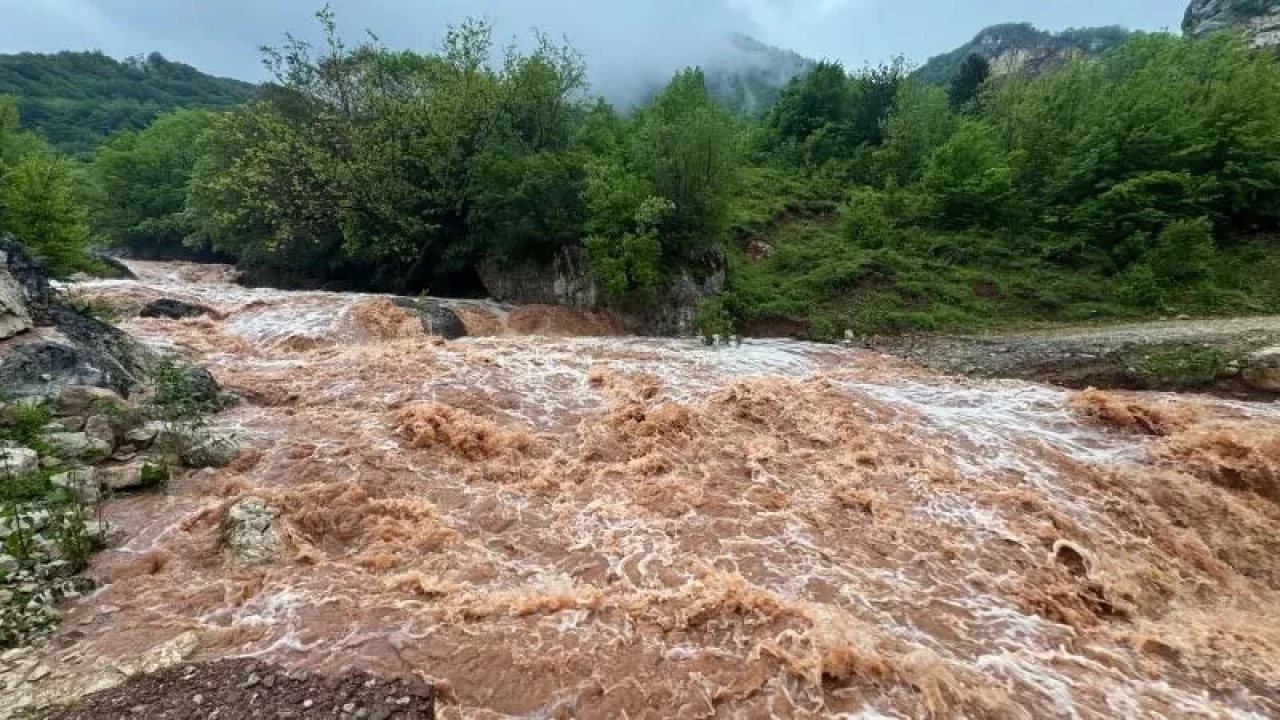 Bartın’da sağanak alarmı! Dere taştı, tarım arazileri sular altında kaldı