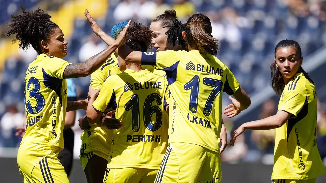 Şampiyon Fenerbahçe Kadın Futbol Takımı'ndan 8 gollü gösteri
