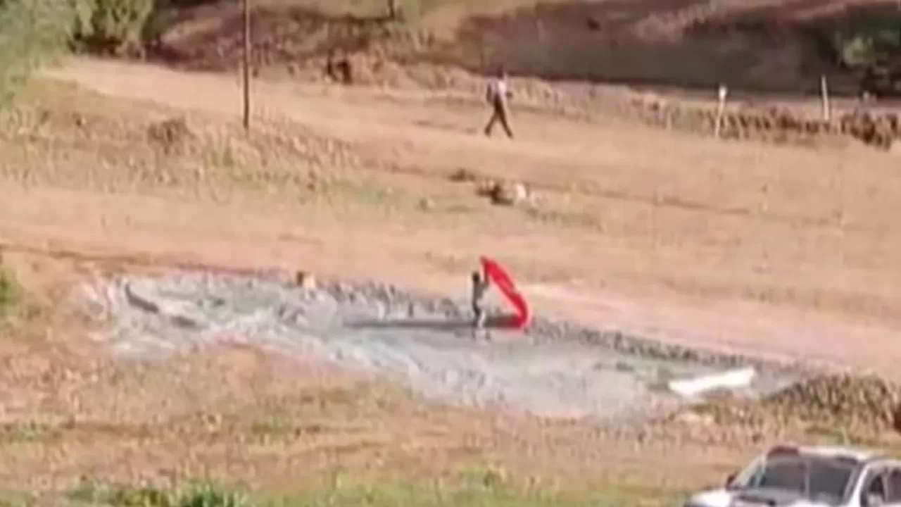 14 yaşındaki Yusuf’tan duygulandıran hareket! Yere düşen bayrağı almak için piste koştu