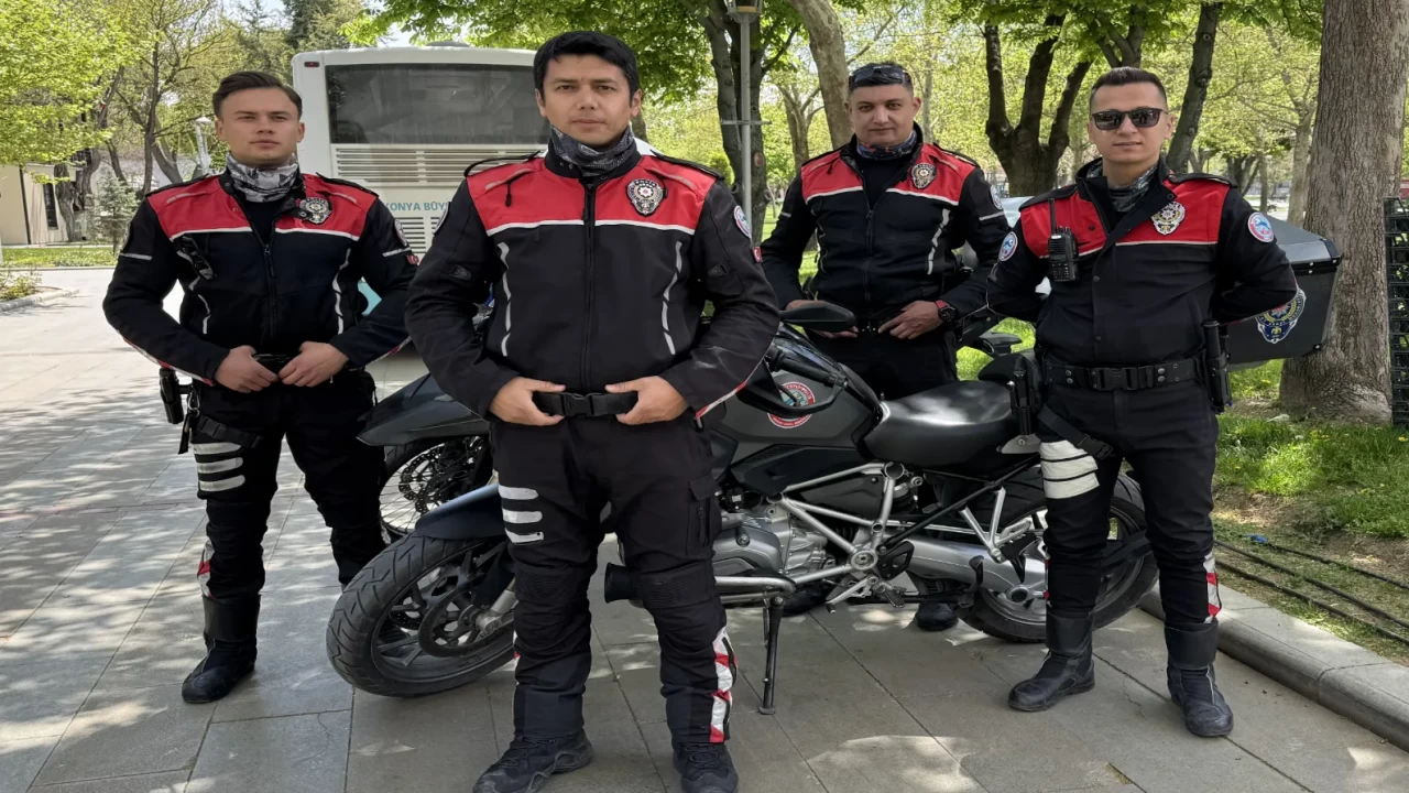 Araba sürerken boğazına erik kaçan sürücüyü polis kurtardı!