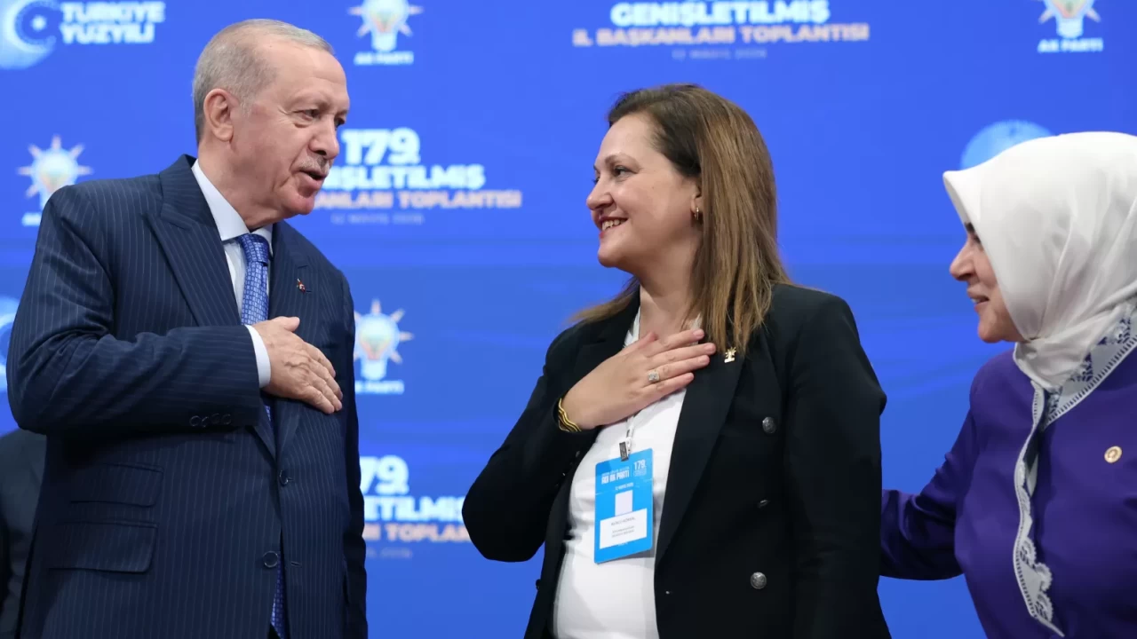 AK Parti'ye geçen Burcu Köksal'dan Özgür Özel'e 'aile' göndermesi!