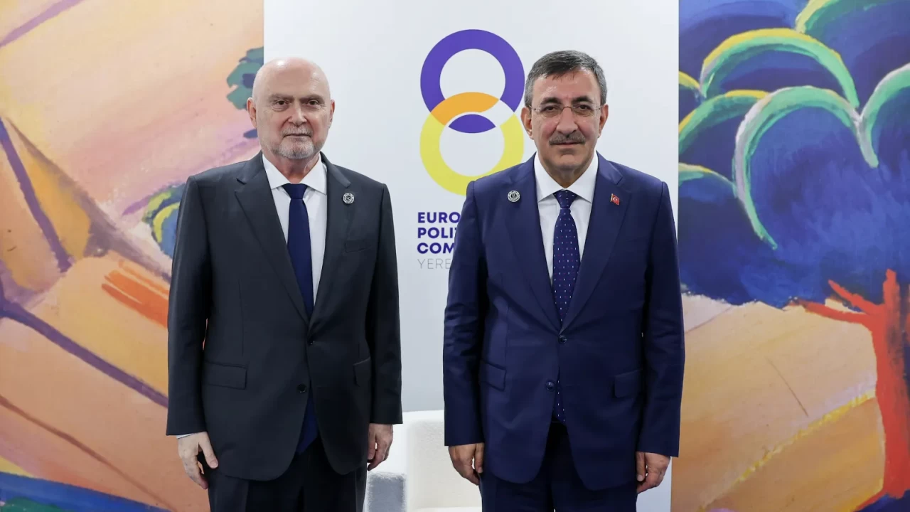 Erivan'da kritik temas: Cevdet Yılmaz AGİT Genel Sekreteri Sinirlioğlu ile bir araya geldi