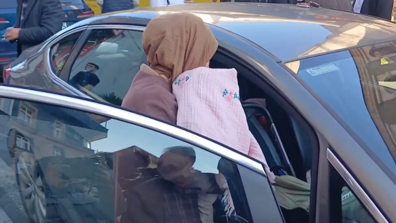 Trabzon’da korku dolu yarım saat! Anahtarı içeride unuttu, 3 aylık bebeği mahsur kaldı: Annenin feryadı yürek dağladı!