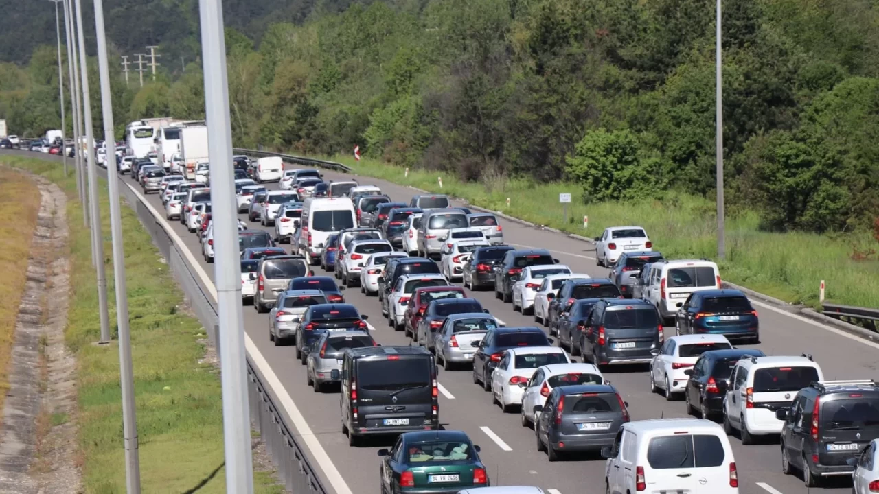 Bolu geçişinde yoğun trafik: Kilometrelerce araç kuyruğu oluştu!