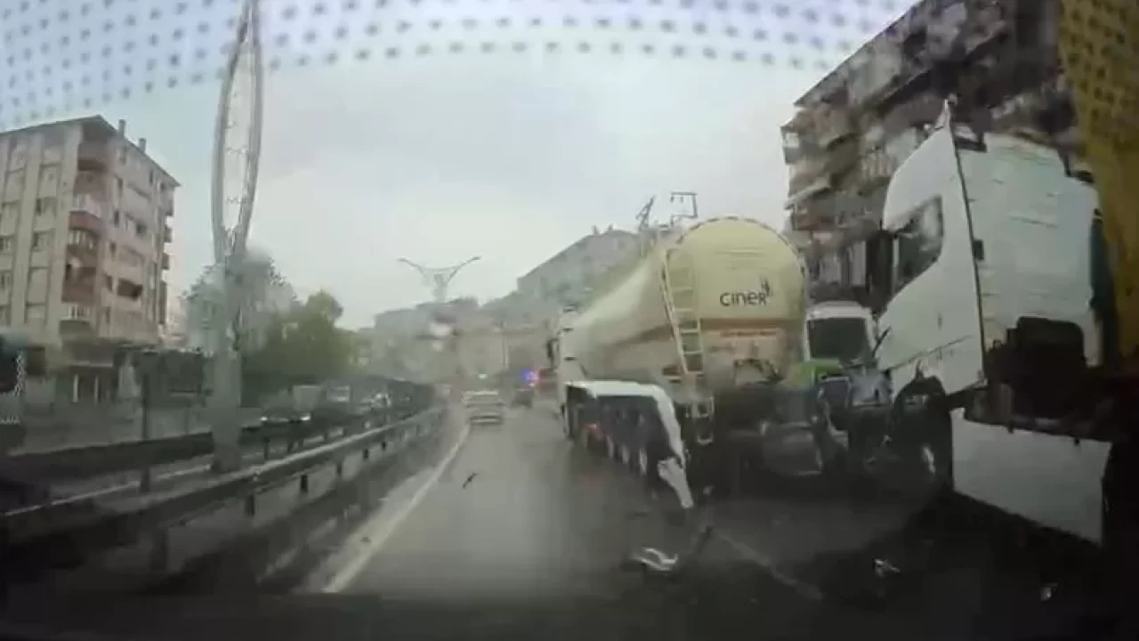 Zincirleme kaza anı kamerada!