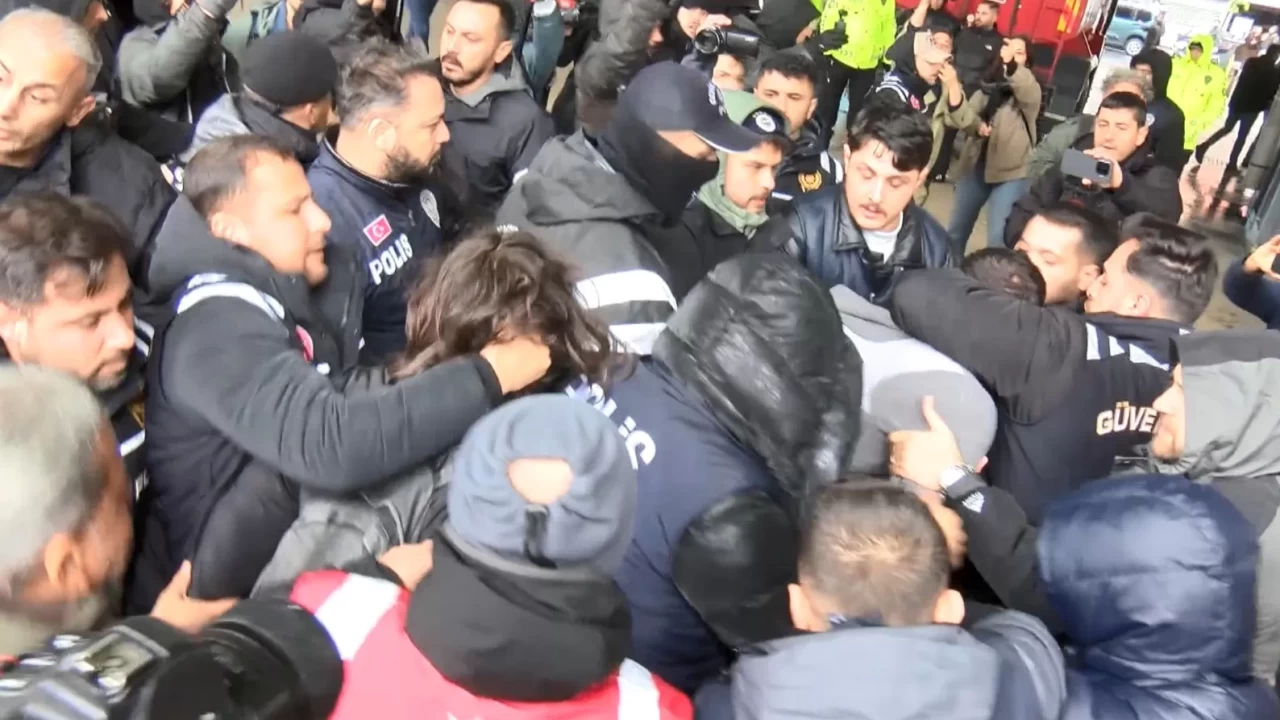 Mecidiyeköy'de izinsiz gösteriye polis müdahalesi: Çok sayda gözaltı var!