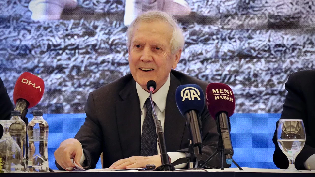 Fenerbahçe Başkan adayı Aziz Yıldırım’dan teknik direktör ve transfer açıklaması! “Santrfor için gece toplantı yapacağız”