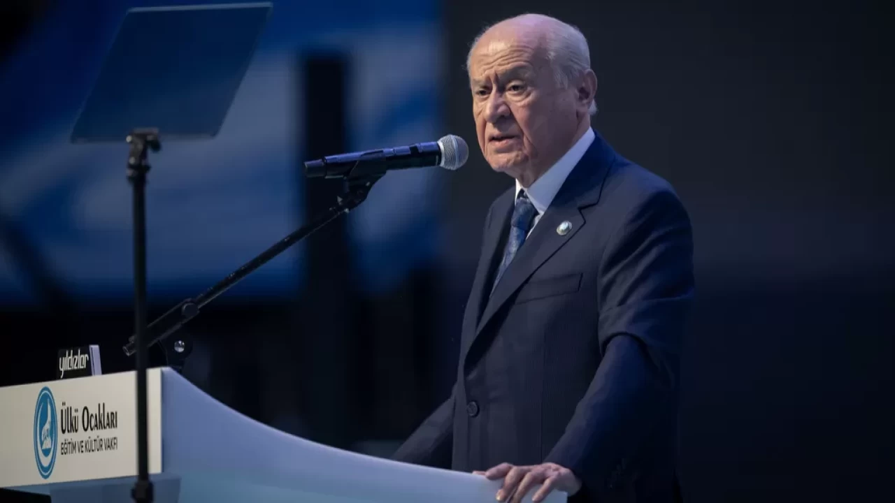 MHP Lideri Bahçeli'den Kurultay'a damga vuran yüzük ve rozet: Ölümlerle eğlenen tunç yürekli Türkleriz