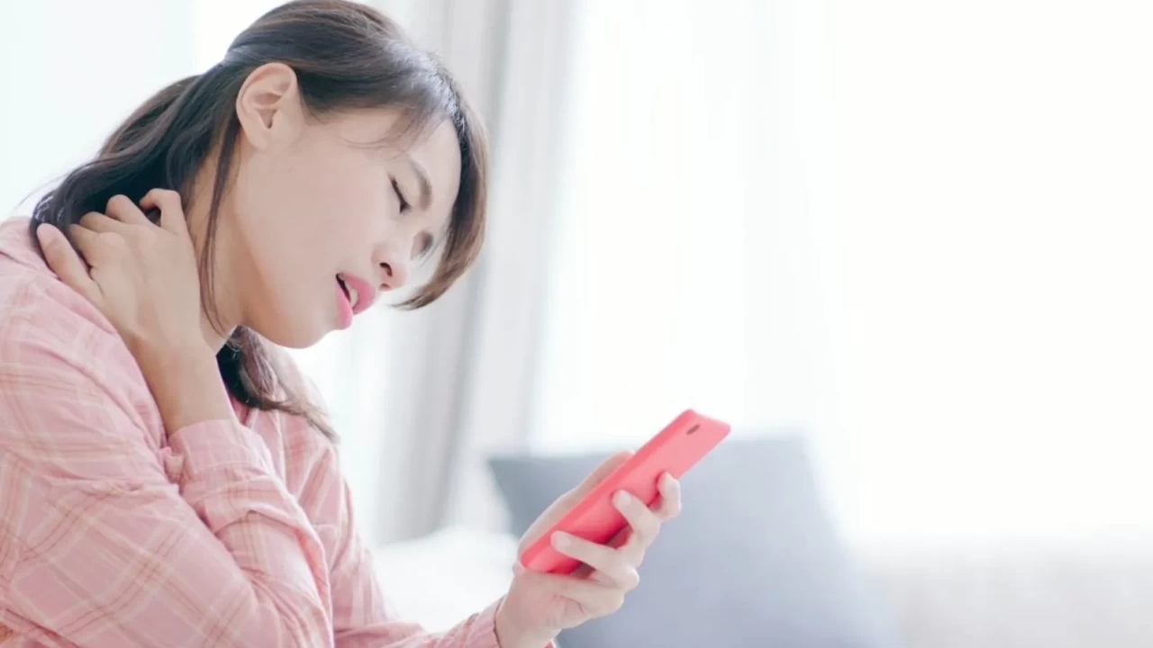 Telefon boynu sendromu nedir? Belirtileri, zararları ve korunma yolları