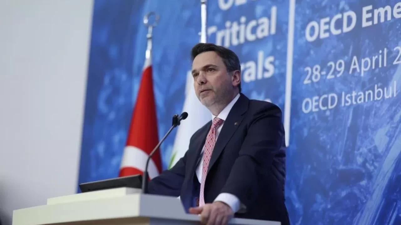 Bakan Bayraktar'dan Cezayir ile LNG anlaşması açıklaması