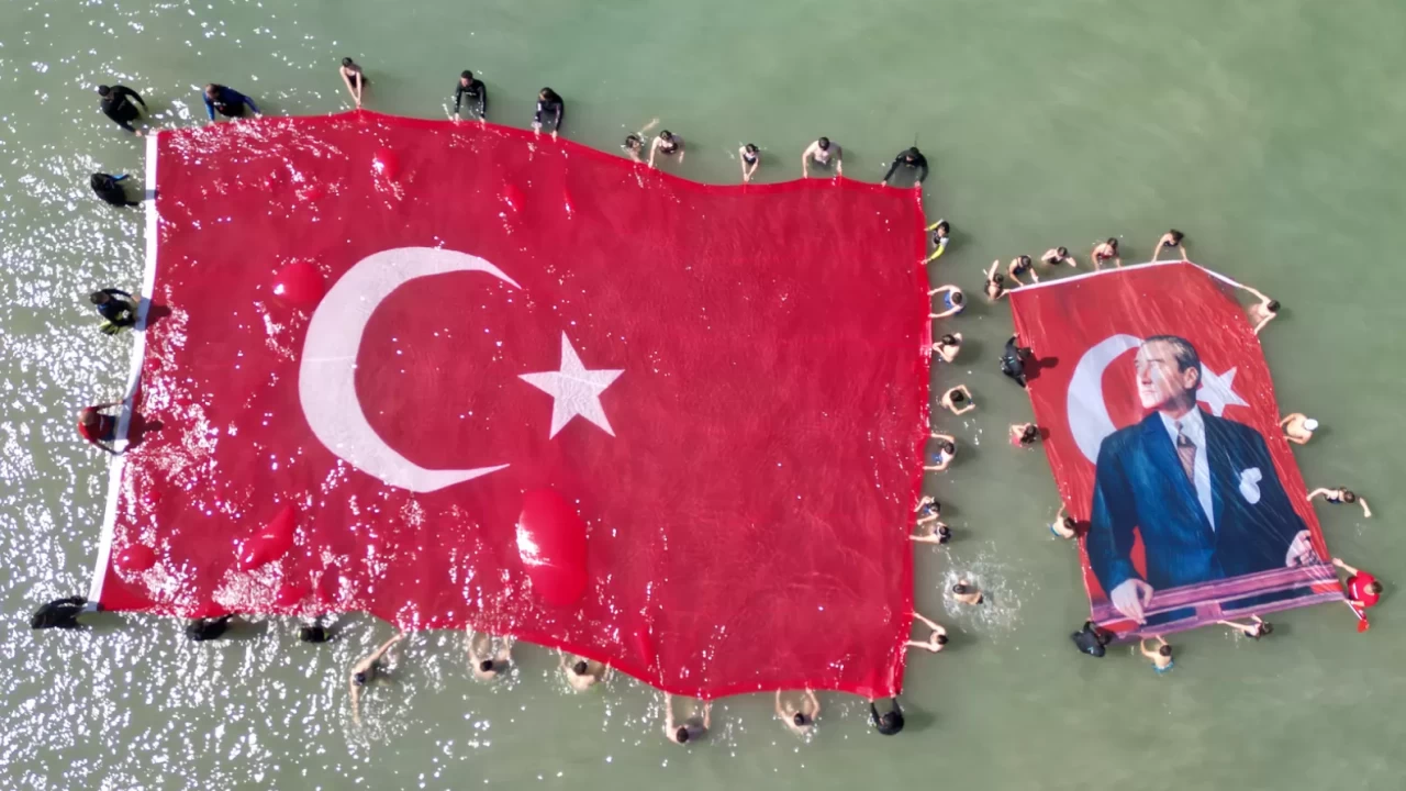 Hatay’da denizde 138 metrekarelik Türk bayrağı açıldı