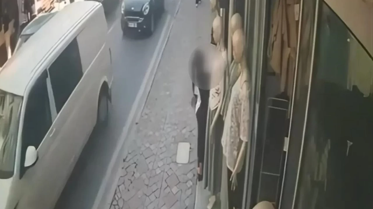 Beyoğlu’nda pes dedirten anlar! Cansız mankeni soyup kıyafetlerini giydi