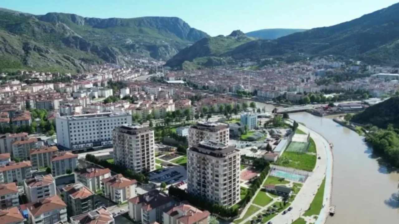 Amasya'da taşkın alarmı: Okullar Çarşamba günü de tatil edildi