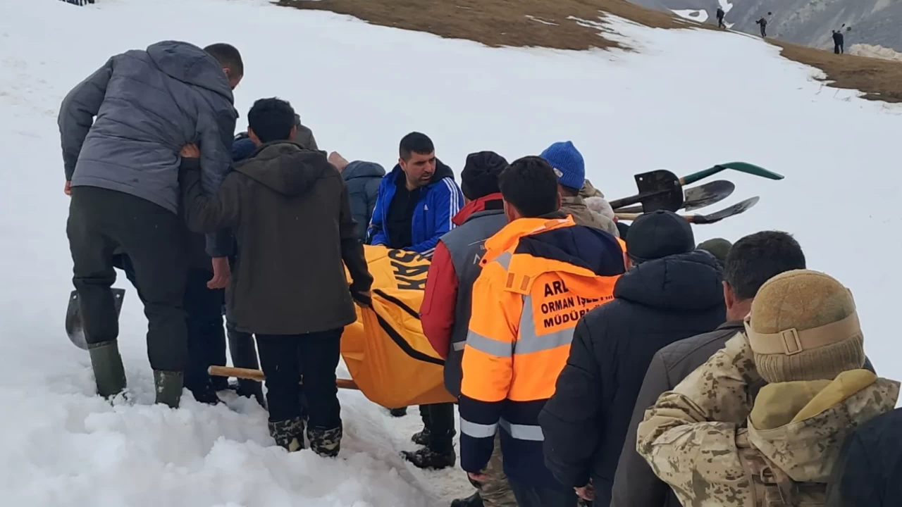 Artvin'deki çığ felaketinde 4 ay sonra gelen acı haber! Kayıp çoban Bülent Gezer’in cansız bedeni karlar altından çıkarıldı!