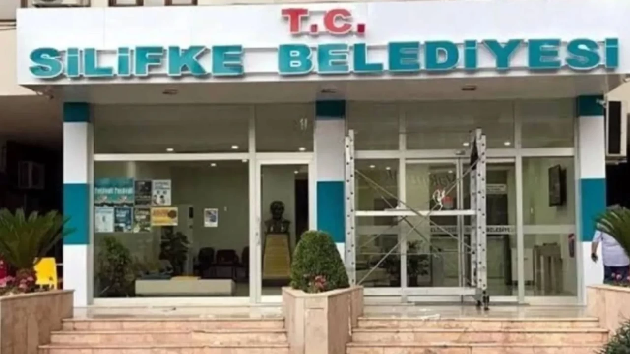 Silifke Belediyesi’nde hareketli saatler: Başkan Turgut ve beraberindekilere gözaltı kararı