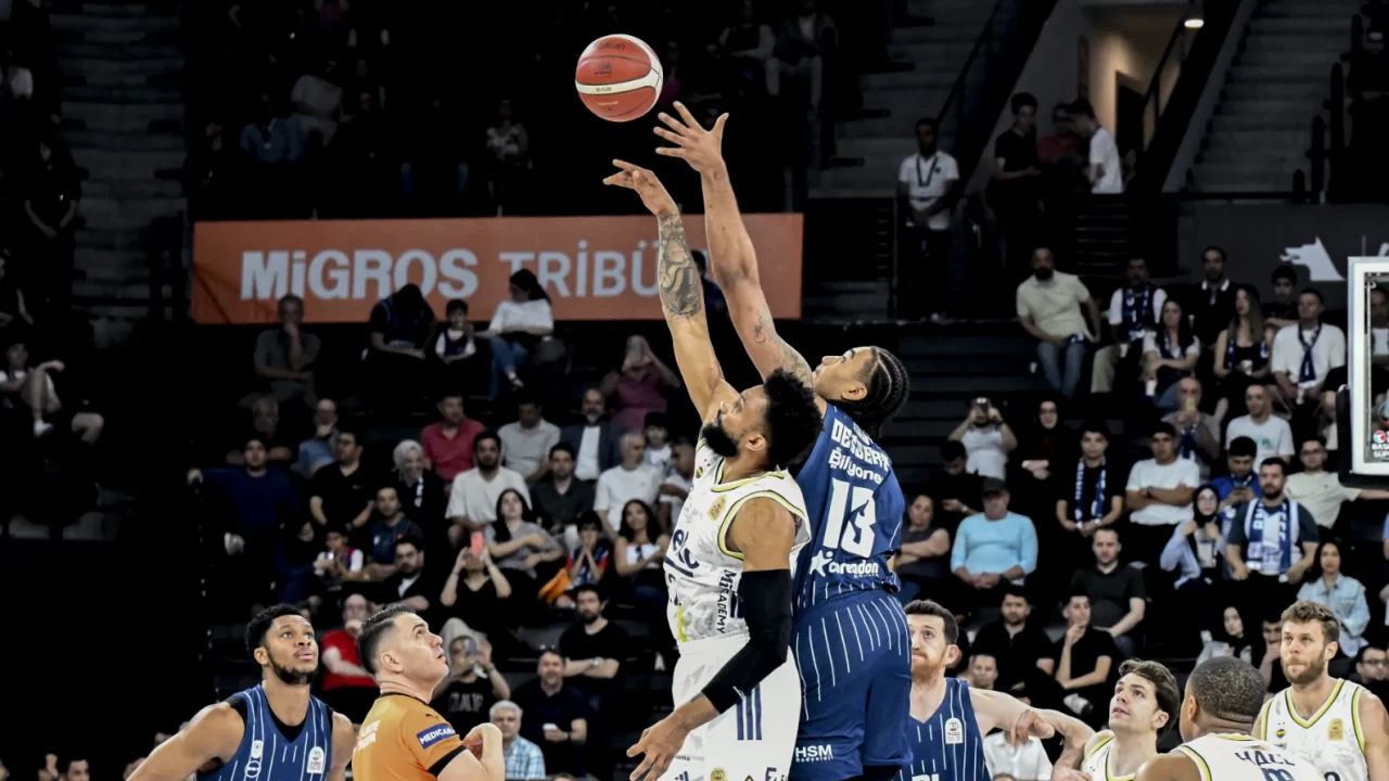 Anadolu Efes - Fenerbahçe Beko maç sonucu: 102-93! Efes ilk galibiyetini aldı, seri uzadı
