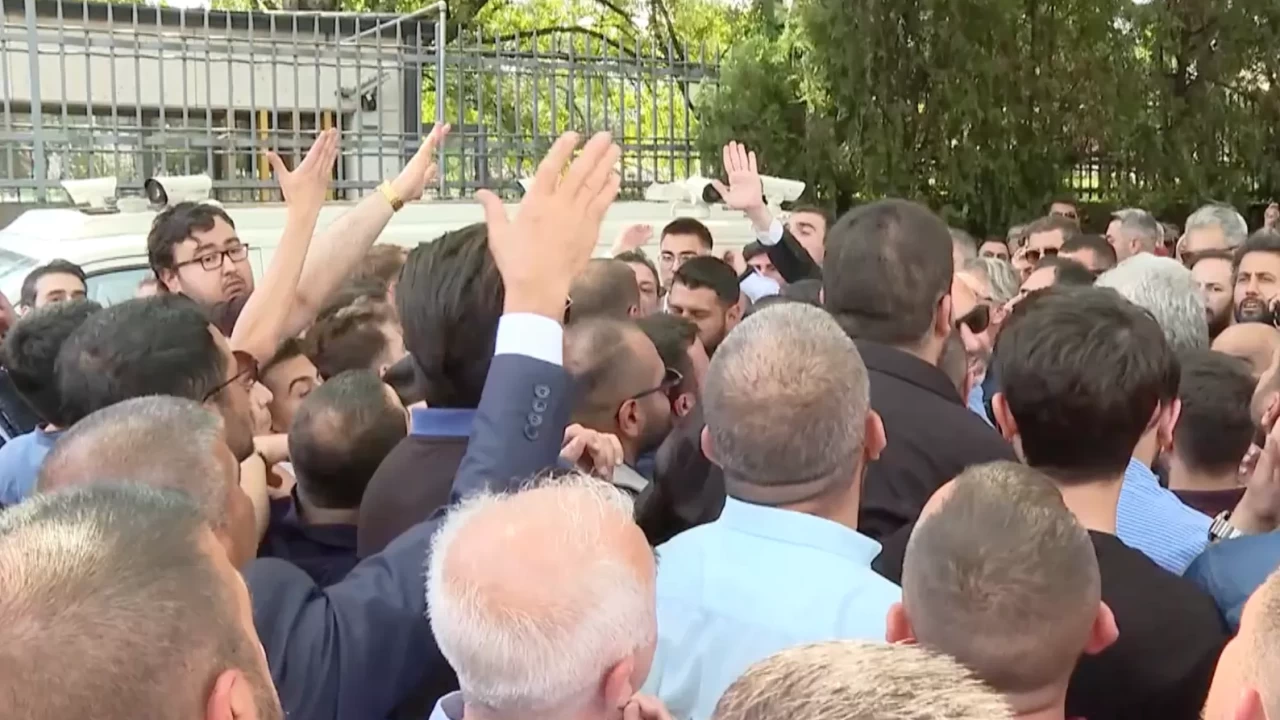 Meclis önünde CHP’liler birbirine girdi! Polis müdahale etti