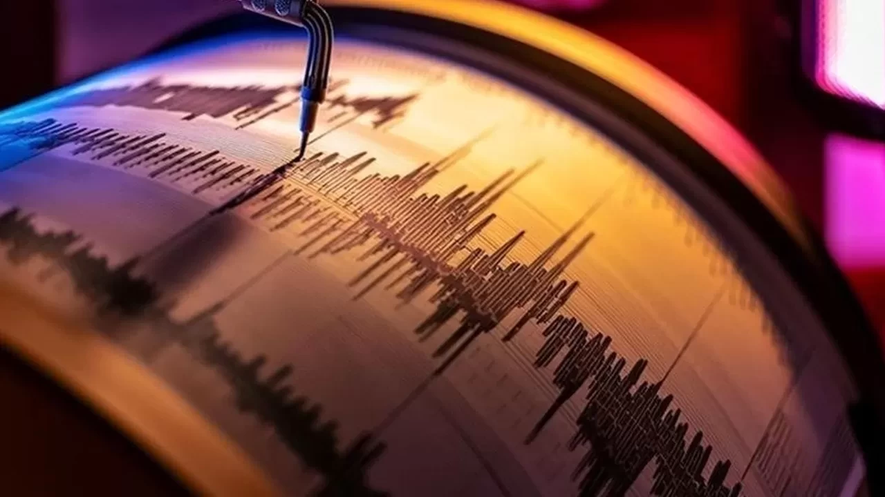 Komşuda peş peşe 3 büyük deprem! Türkiye'den de hissedildi (