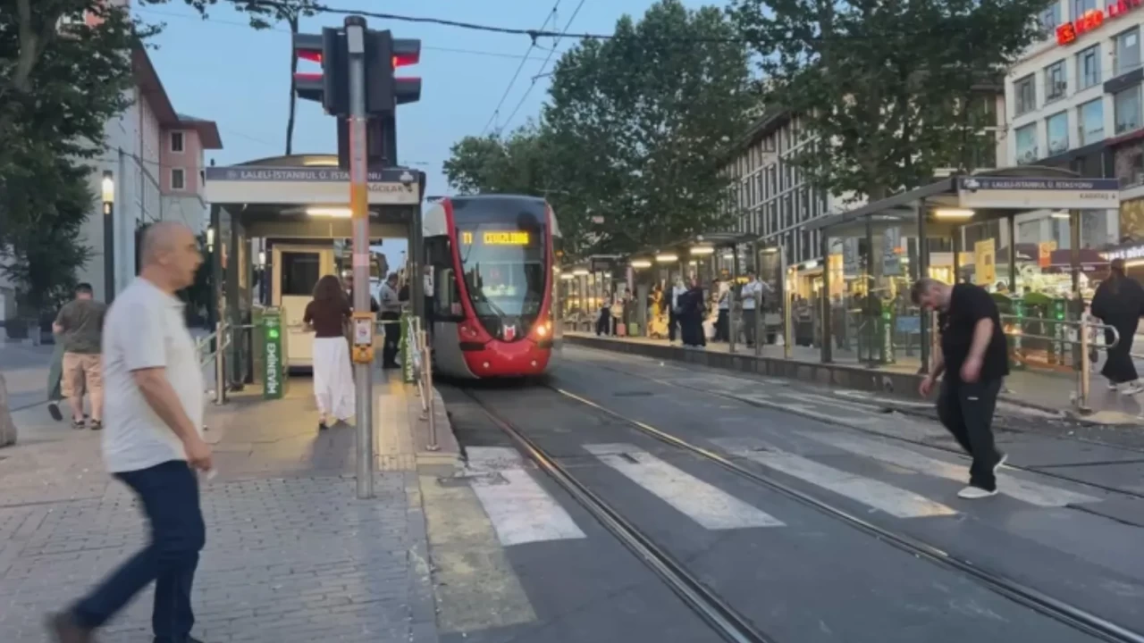 Laleli'de tramvay faciası: Raylara düşen 6 yaşında