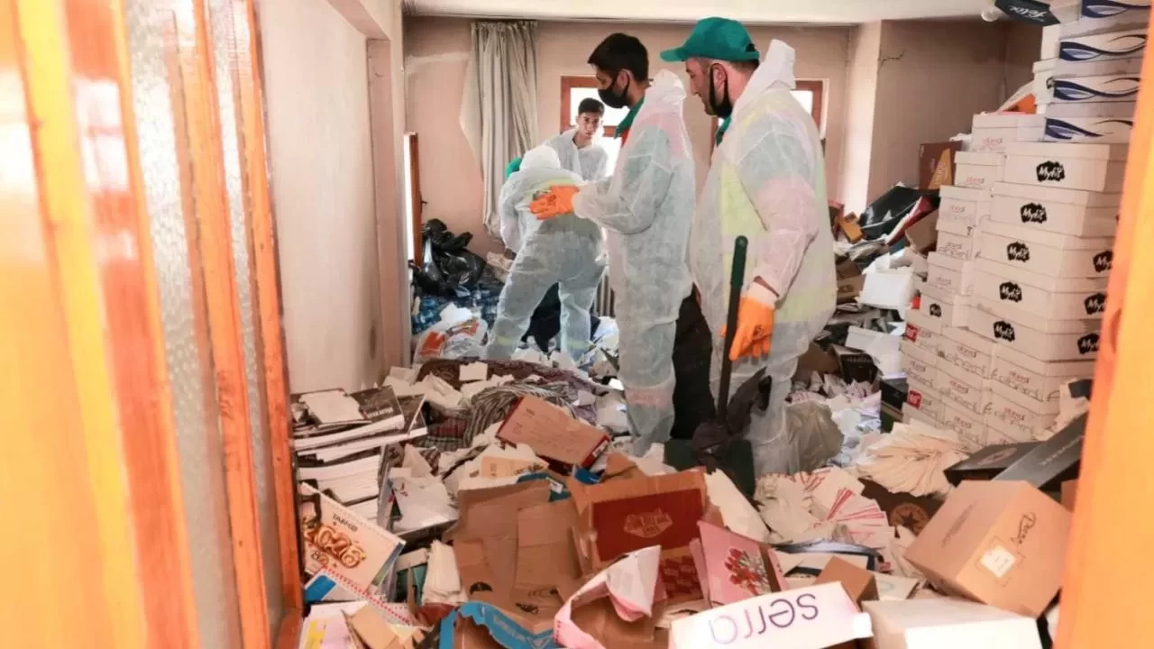 Bursa’da evden 20 ton çöp çıkarıldı! Temizlik ekip