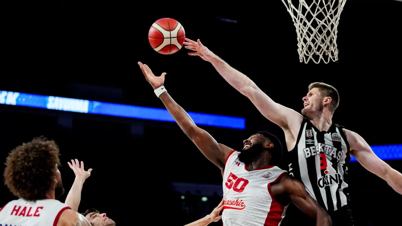Bahçeşehir fırsat tepti! Beşiktaş seriyi son maça taşıdı