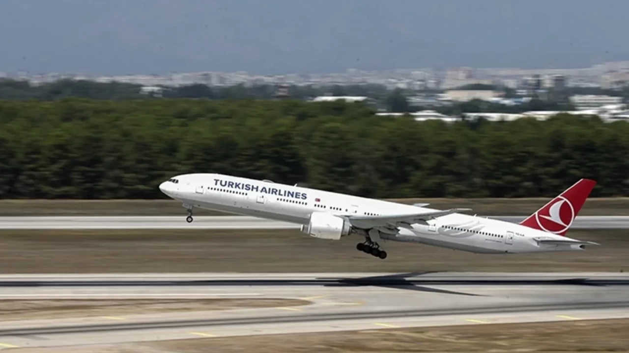 Antalya Havalimanı'nda THY uçağının kanadı radar direğine ça