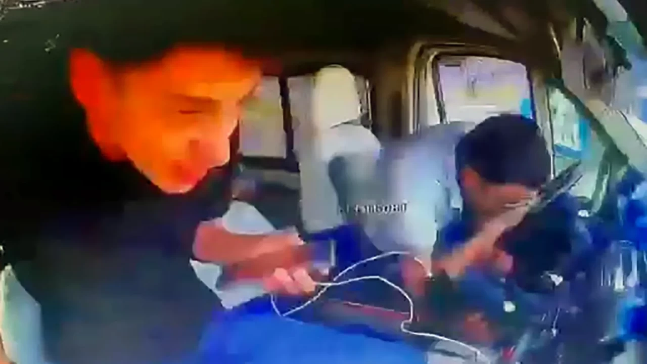 Adana'da sevgilisiyle tartışan şoför dolmuşu duvara çarptı!