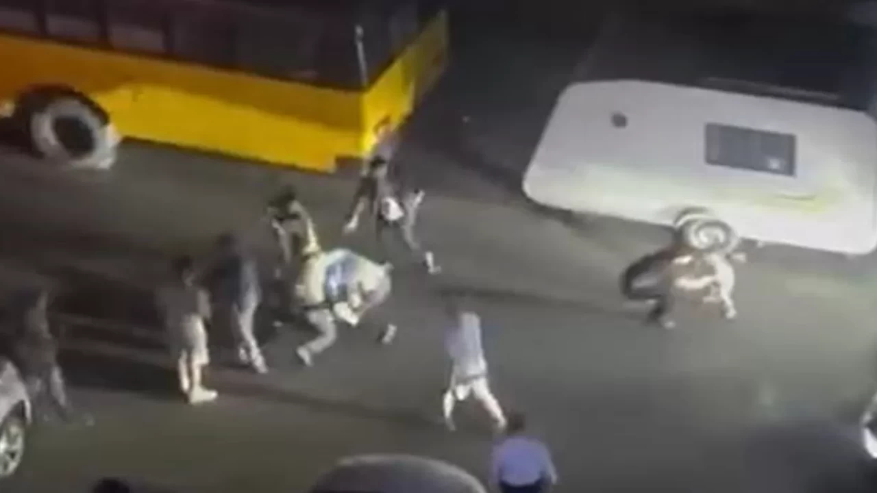 İstanbul'da yol kavgası: Çocuğun yanında darp edilip bıçaklandı!