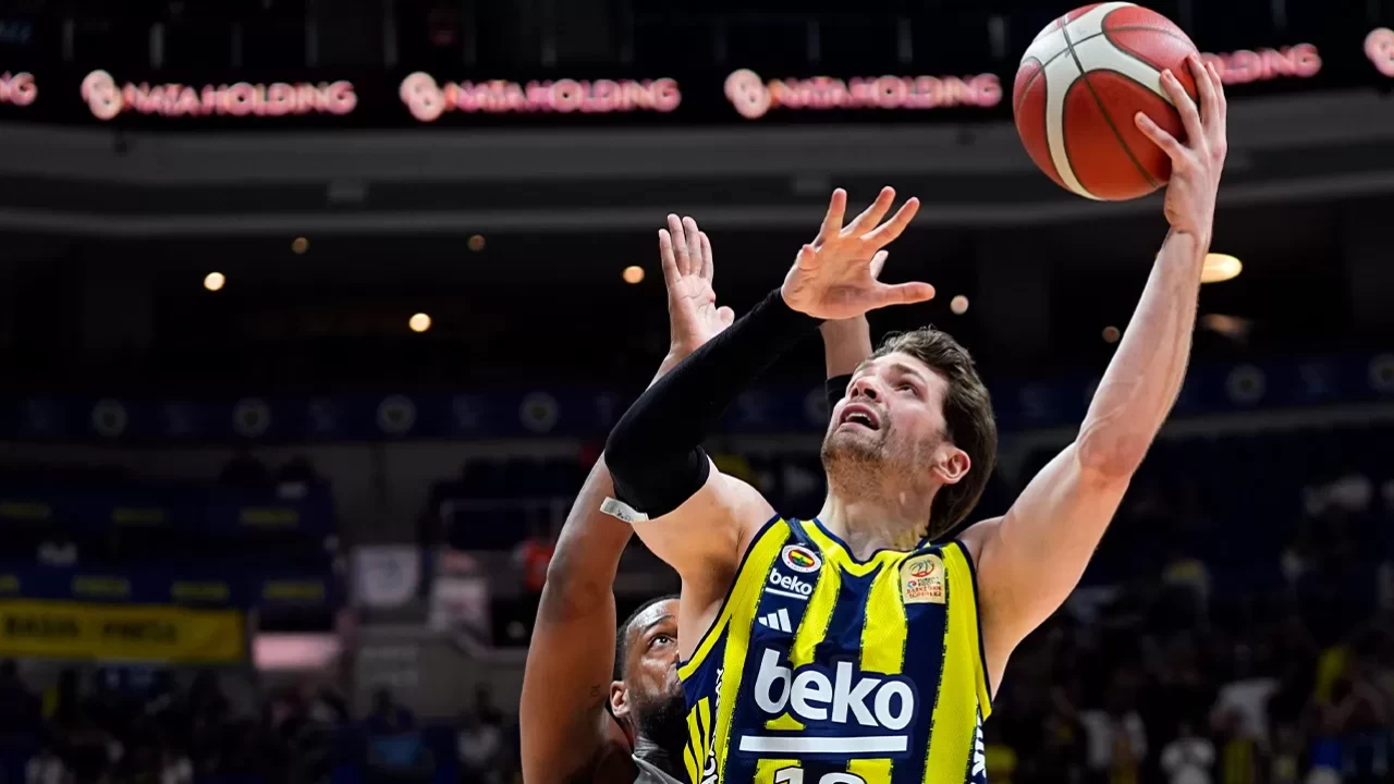 Fenerbahçe, Anadolu Efes karşısında geri döndü: Seriye galibiyetle başladı