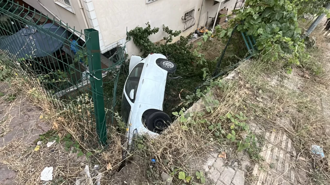 Kocaeli’de kontrolden çıkan otomobil apartman bahçesine uçtu