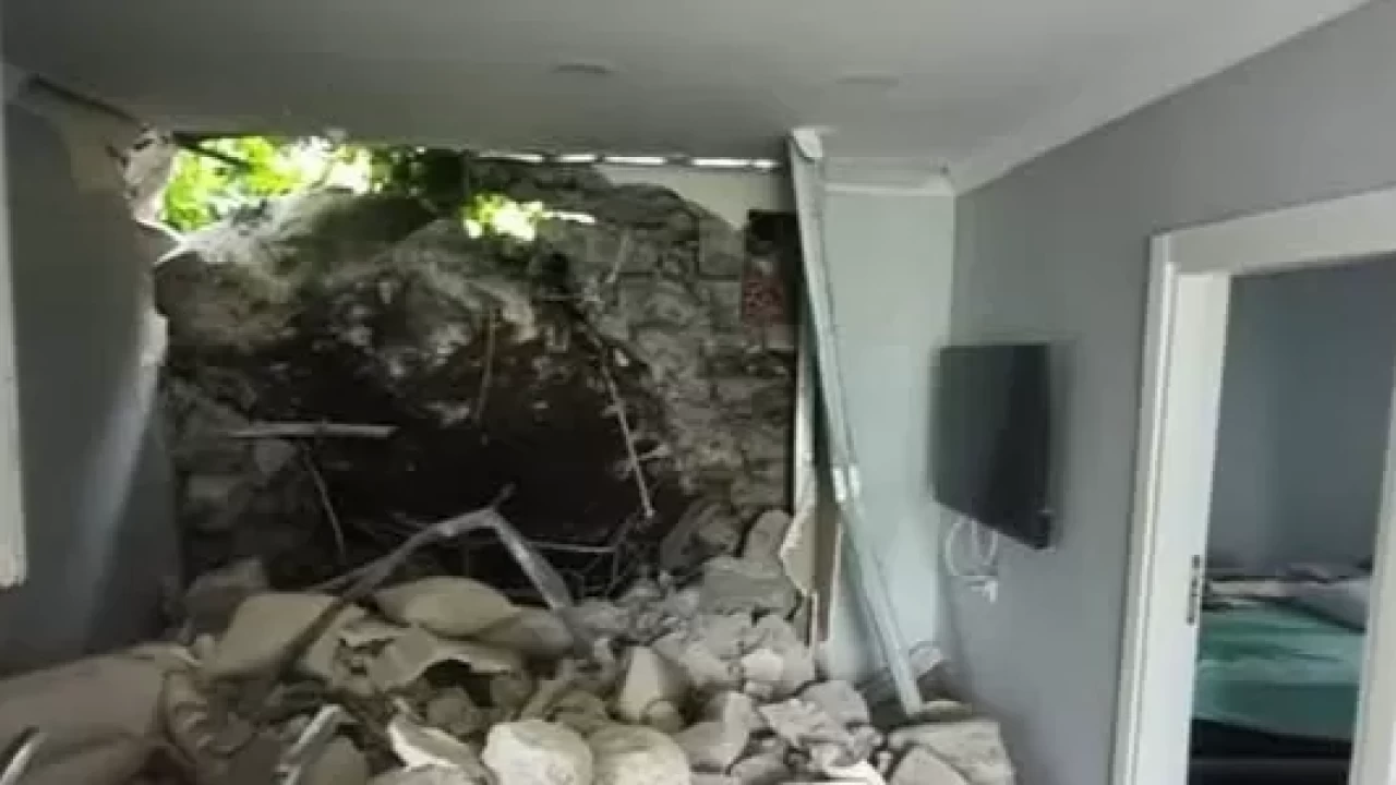 Giresun’da heyelan: Yamaçtan kopan kaya eve çarptı