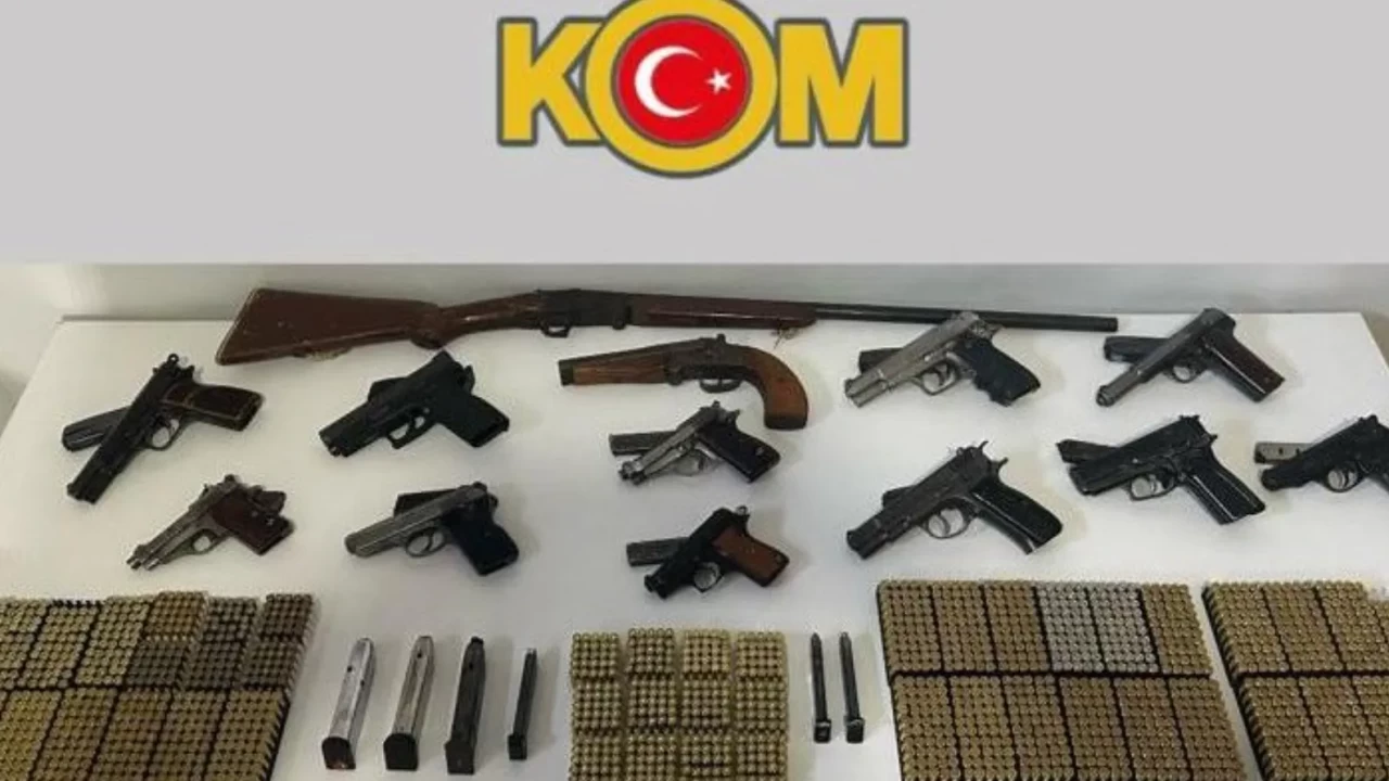 Samsun'da ruhsatsız silah operasyonu! 10 tabanca ve binlerce fişek ele geçirildi