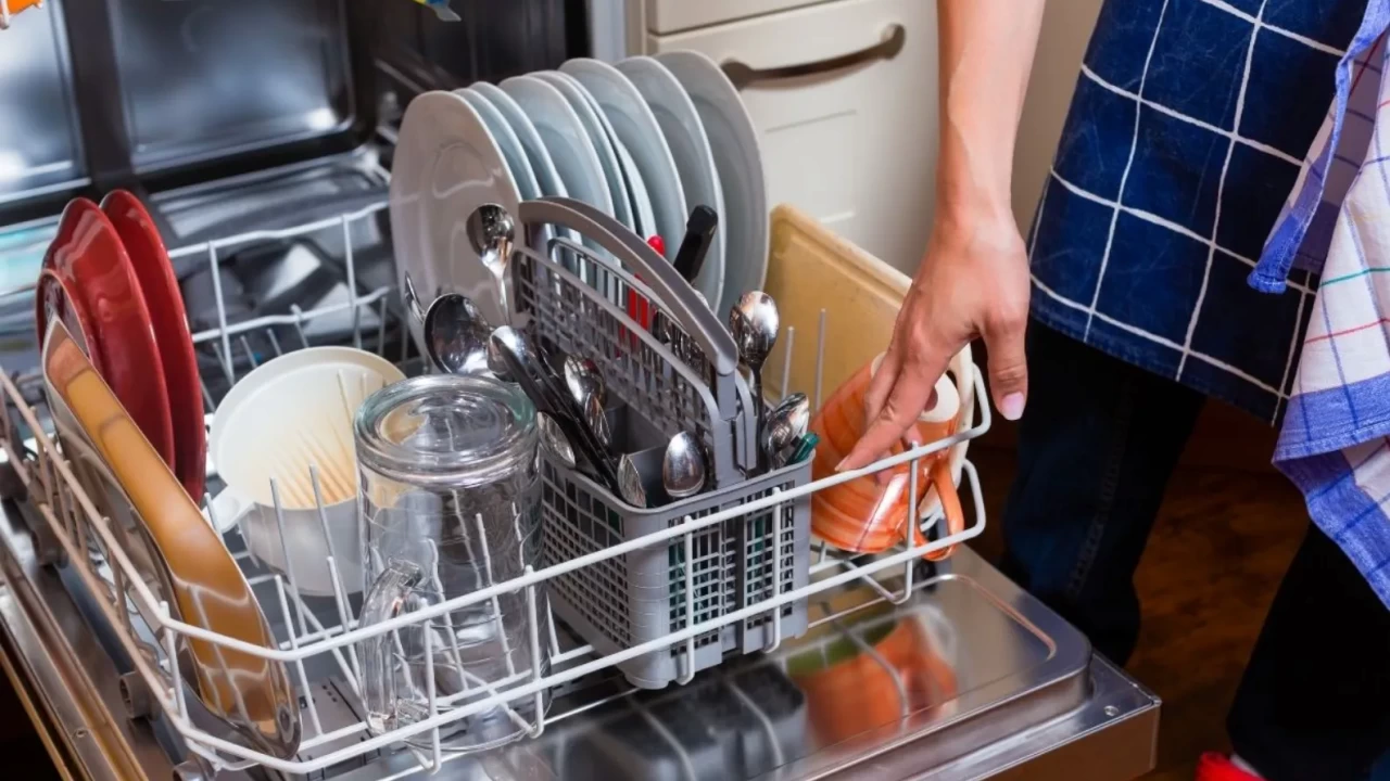 Bulaşık makinesine asla konulmaması gereken 7 eşya! Bu hata eşyalarınıza zarar verebilir