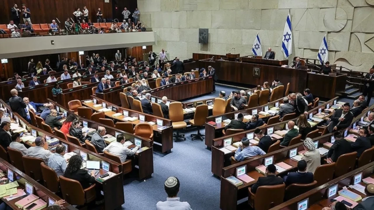Netanyahu hükümetinden basına darbe: Tartışmalı medya yasası meclisten geçti