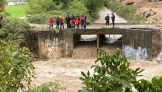 Kocaeli’de araç dereye düştü! Kayıp kişi aranıyor