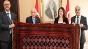 DEM heyetinin MHP Lideri Devlet Bahçeli’ye verdiği kilimin ilk görüntüsü ortaya çıktı! Motiflerin anlamı ne?