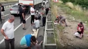 Seyir halindeki araç tıra çarptı: 1 ölü, 4'ü çocuk 7 yaralı